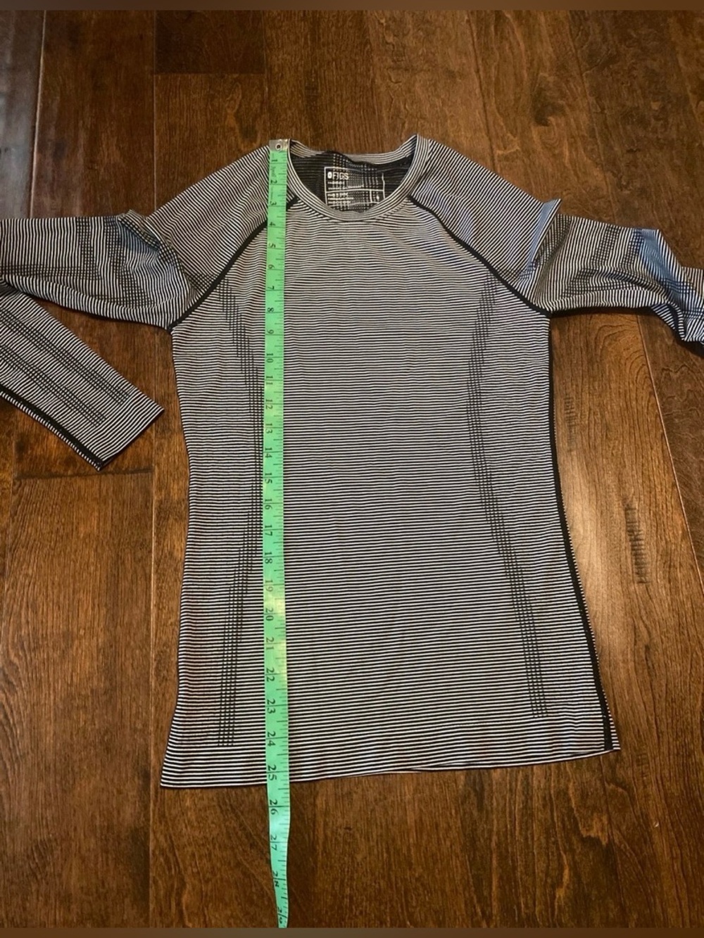 FIGS Women’s Seamless Underscrub Top Long Sleeve Crew Neck Black/white Size S - Picture 3 of 5